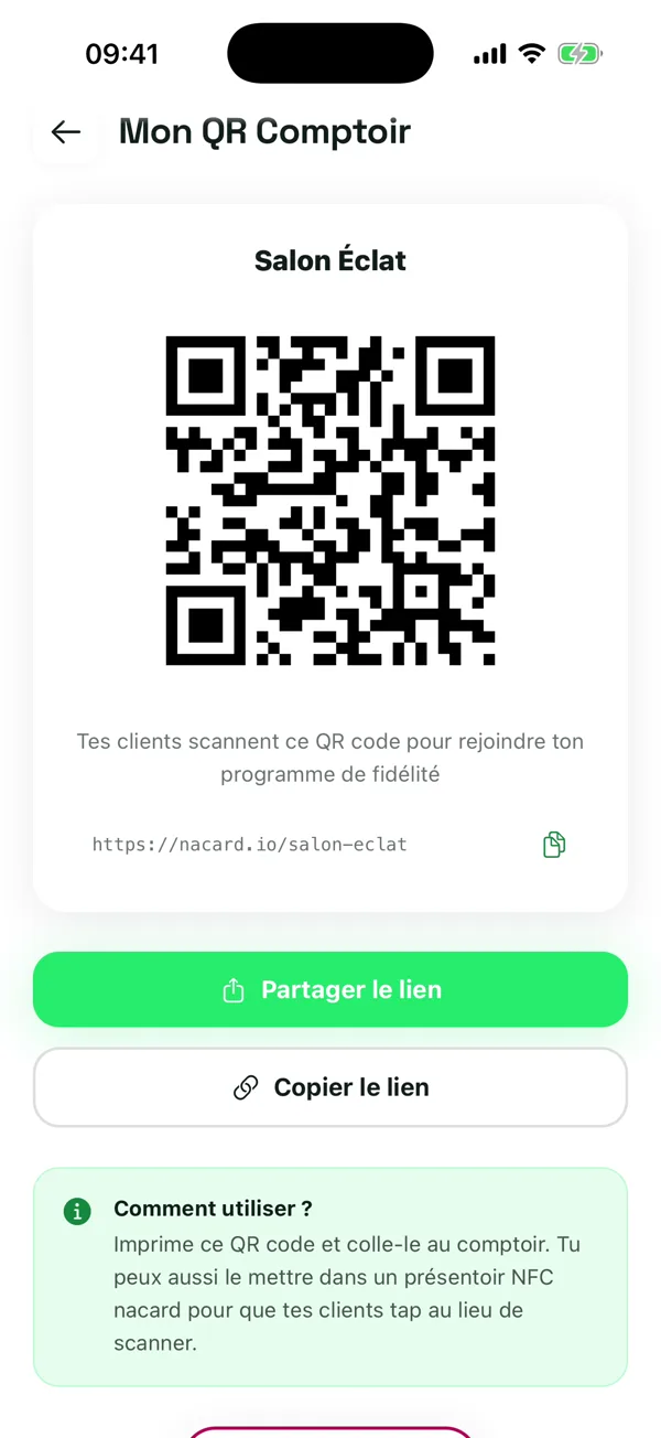 QR code de carte de fidélité affiché par un commerçant, à scanner avec l'appareil photo