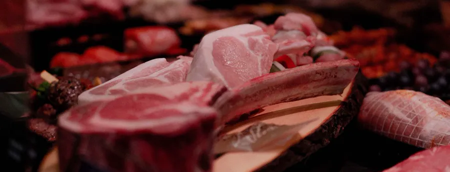 Pièces de viande sur une planche en bois